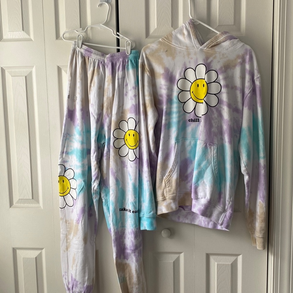 Zumiez hoodie and sweatpants set